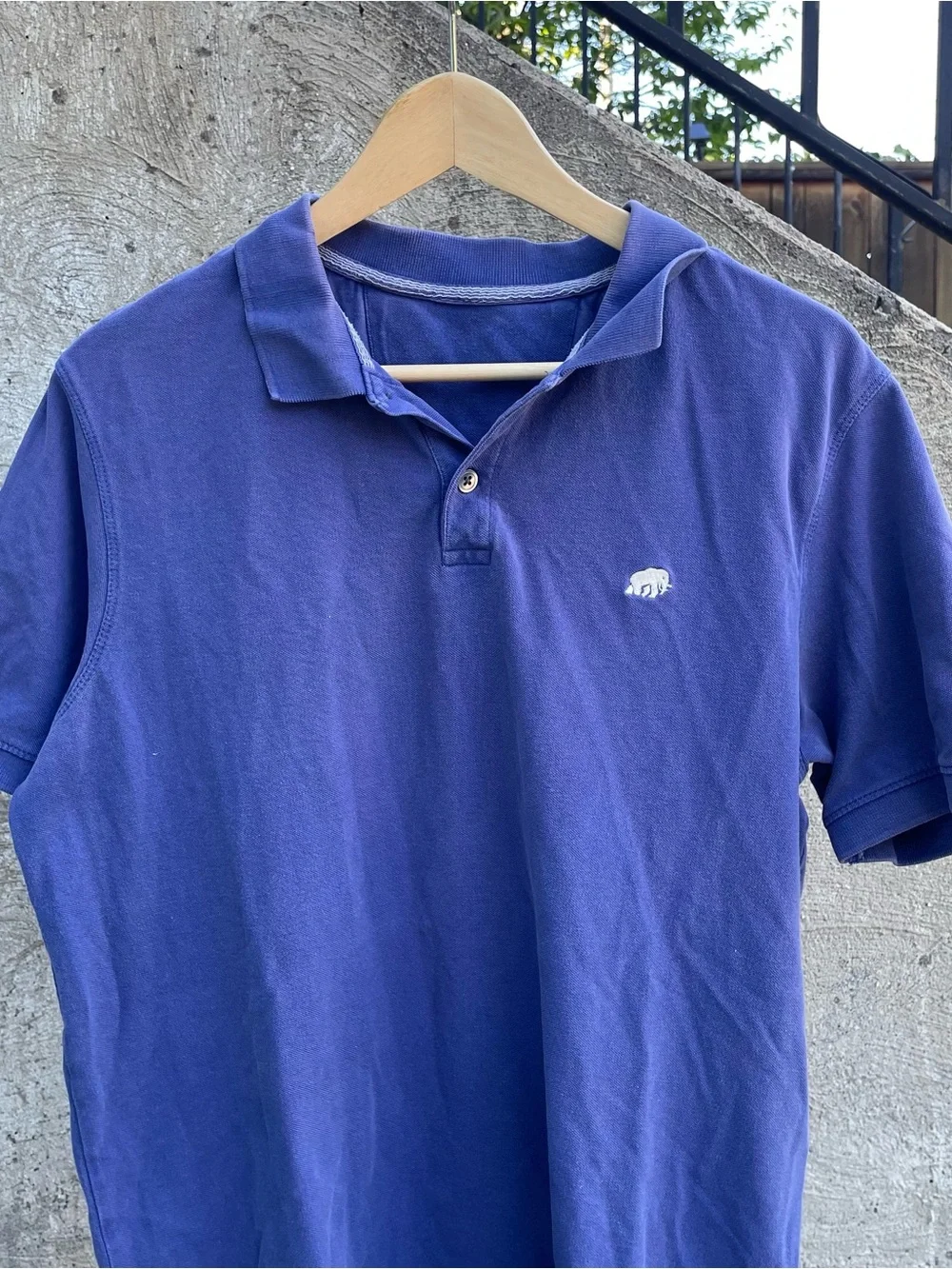Y2k blue Banana Republic elephant embroidered polo shirt medium (20.5x27)